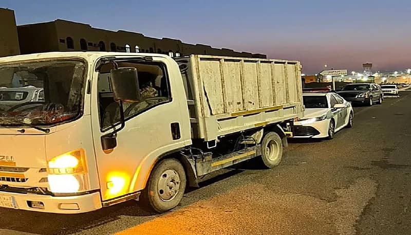 بالفيديو.. شاحنة تنقل عدد هائل من العمالة بطريقة مخالفة