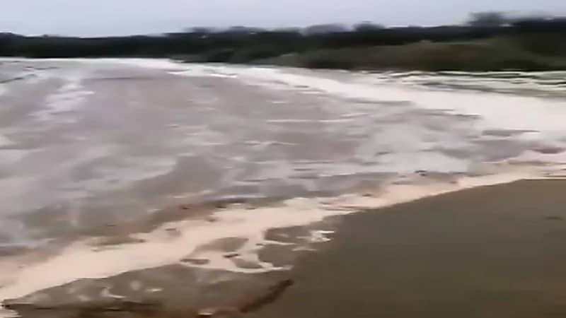 شاهد.. جريان سيول "وادي مقاب" شرق أبوعريش