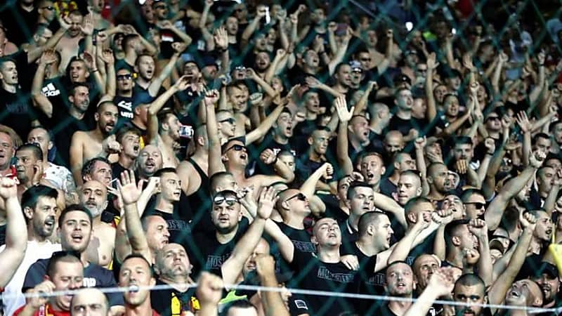 مشجعون بوسنيون يحرقون سيارة حكم مباراة