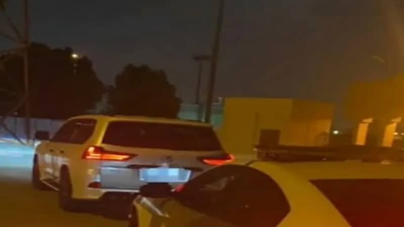 شاهد.. لحظة ضبط قائد مركبة خالف تعليمات رجل الأمن أثناء تنظيم حركة السير