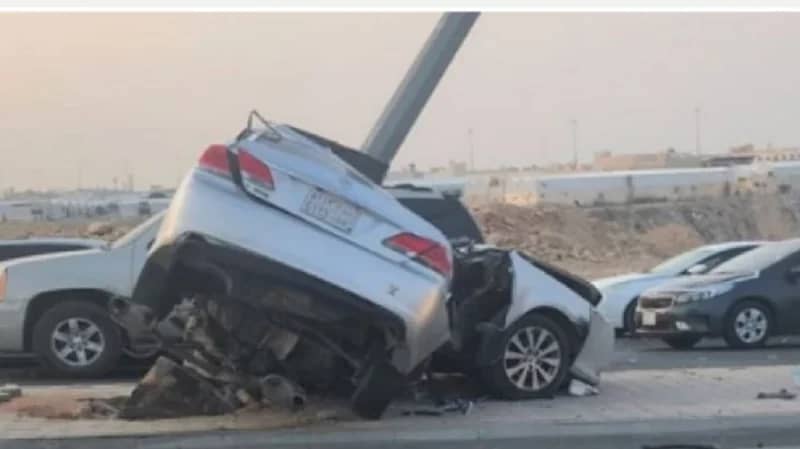 بالفيديو.. انقلاب سيارة مواطنة إثر اصطدام سائق متهور بها