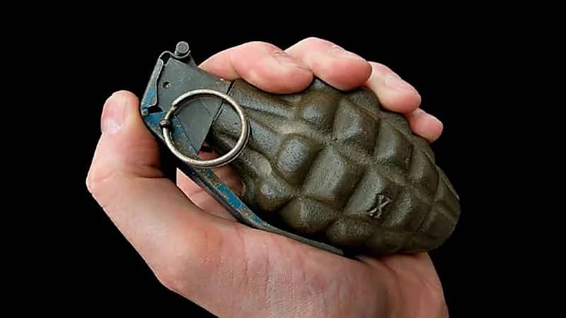 رجل يهدد بتفجير أحد المتاجر بقنبلة لسبب غريب  