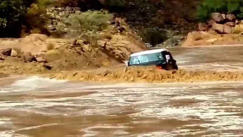 بالفيديو.. تفاصيل جديدة في حادث وفاة طالبة ووالدها جراء السيول بوادي شواص