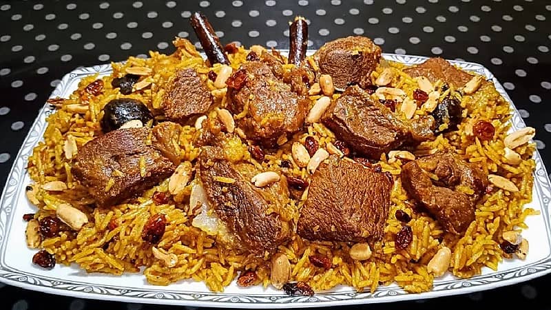 بالفيديو.. مشهورات يجتمعون معا على وليمة غداء  بمهرجان الإبل