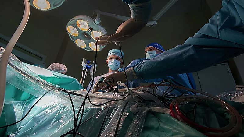 شاهد..مواطنة تتبرع بكليتها لوالد زوجها لتنهي معاناته