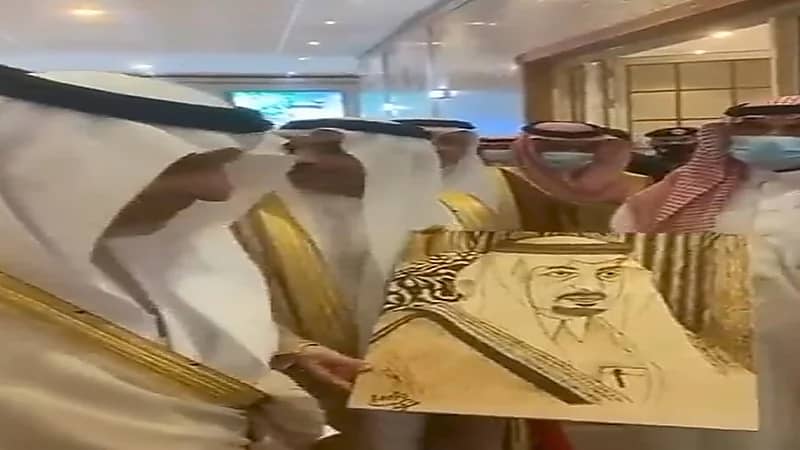 شاهد..أمير مكة يمازح فتاة رسمت له صورة: "لحيتي بيضا"