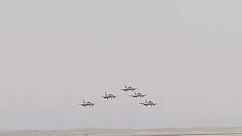 بالفيديو.. فريق الفرسان الإماراتي يقدم العروض الجوية في معرض الدفاع العالمي