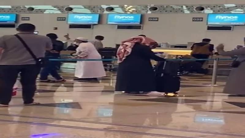 شاهد.. مسافر ينفجر غاضباً بعد تأجيل رحلته من جدة إلى تبوك