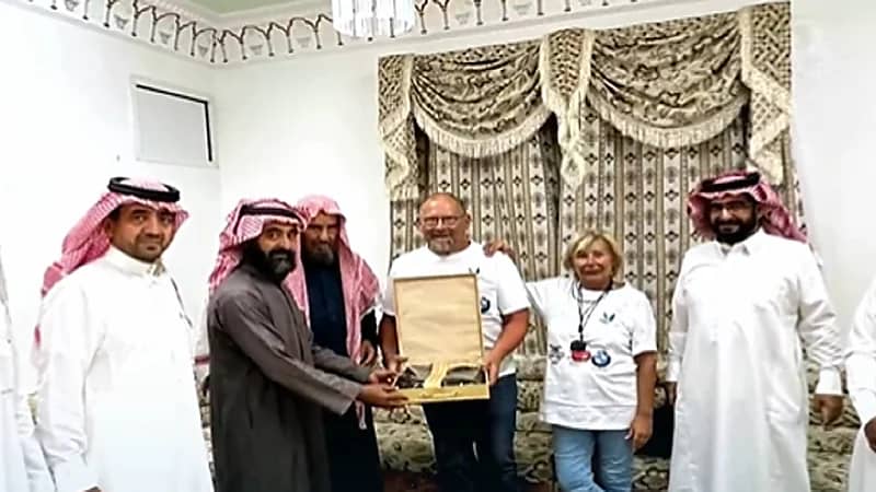 بالفيديو.. مواطن يخفف عناء السفر لرحالة سويدي وزوجته في سراة عبيدة