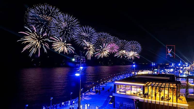 الألعاب النارية ترسم لوحة من الجمال في سماء جدة (صور)