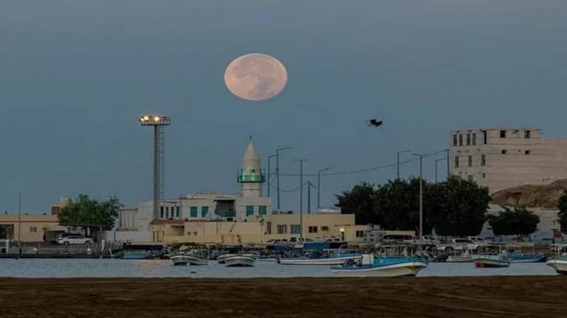 القمر العملاق يزين سماء محافظة الوجه بتبوك