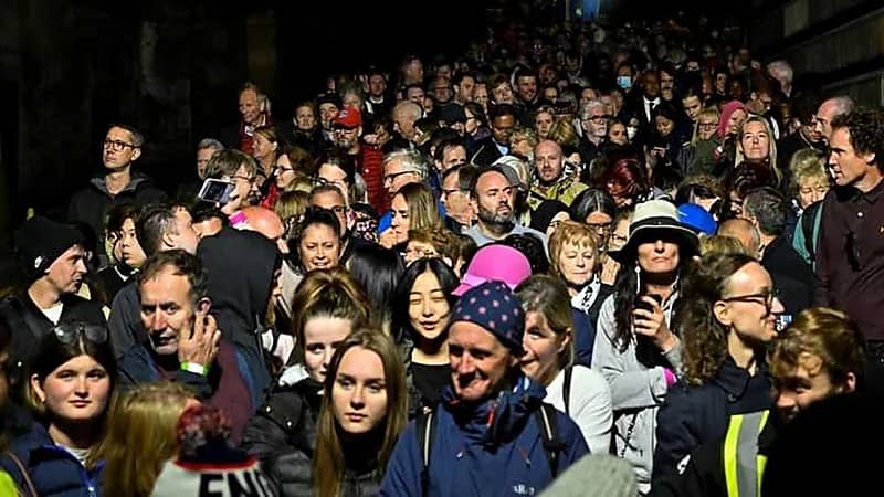 شاب يتحرش بفتاتين في عزاء الملكة إليزابيث