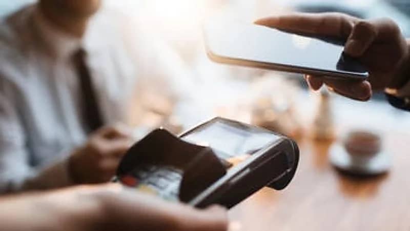 رسمياً .. الإلزام بالدفع الإلكتروني في أسواق النفع العام