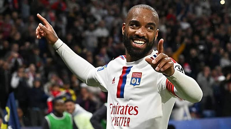 دوري روشن يغري مهاجم ليون لاكازيت