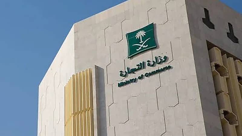 ضبط مستودع مخالف يحوي 10 أطنان من المواد الغذائية بعسير