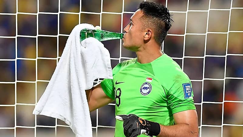 حارس سنغافورة يطالب الصينيين بالتوقف عن إرسال الأموال له