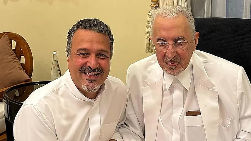 أمير مكة يمازح نجله الأمير بندر : من لحيته أكثر شيب أنا ولا أنت ؟ .. صورة