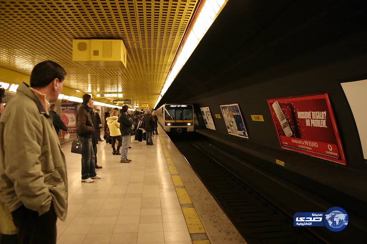العثور علي طرد مريب في محطة مترو بوسط ميلانو في ايطاليا
