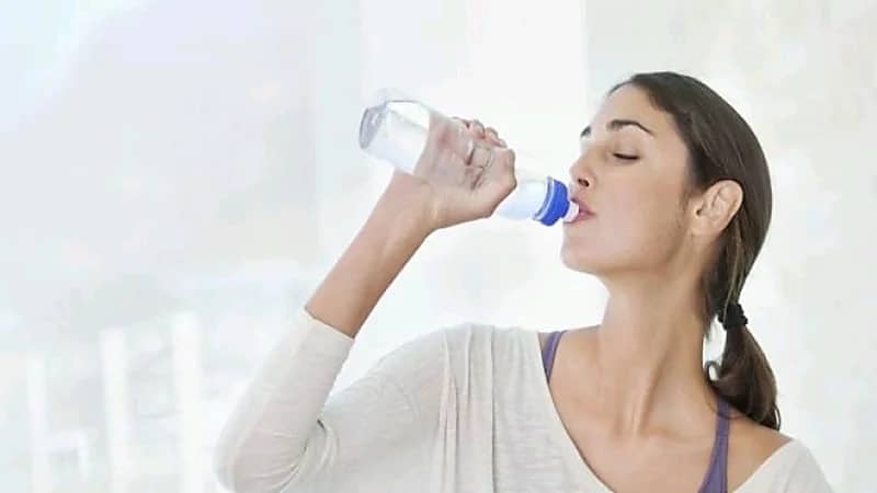 استشاري يوضح حقيقة تسبب الماء البارد في تراكم الدهون في الكبد