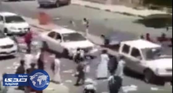 بالفيديو.. طلاب إبتدائي يمزقون الكتب المدرسية ويعتدون علي الماره بتبوك