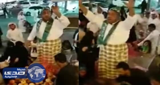 بالفيديو.. بائع شعبي يعرض بضاعته بالمجان في الاحتفال باليوم الوطني