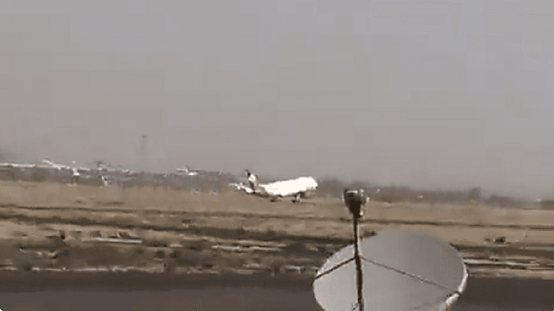 شاهد.. الخطوط اليمنية تطلق أول رحلة بعد انقطاع أكثر من 6 أعوام