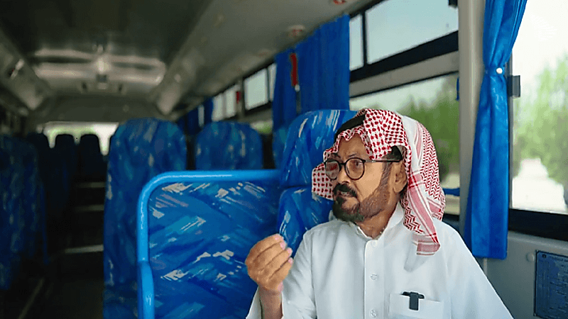 بالفيديو.. قائد حافلة مدرسية يروي تجربته بالمجال وكيف يحرص على سلامة الطالبات