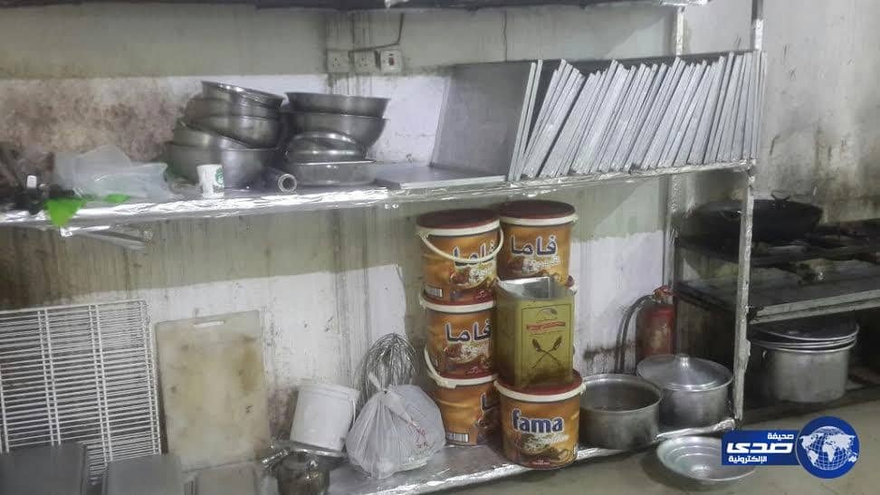 بلدية القطيف تضبط معمل حلويات عشوائي فوق أسطح أحد المباني