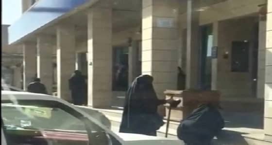 ناشطون بمواقع التواصل يدشنون وسما عن مسنة تحبو أمام بنك محلي بـ"أحوال عرعر"