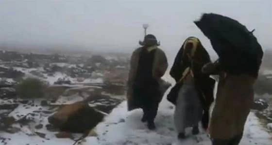 بالفيديو .. تساقط ثلوج في مشهد فريد في الإمارات