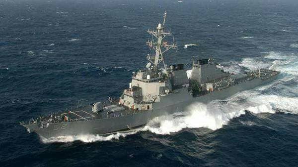 مدمرة أمريكية تتجه لباب المندب لحماية الممرات المائية من ميليشيات الحوثي