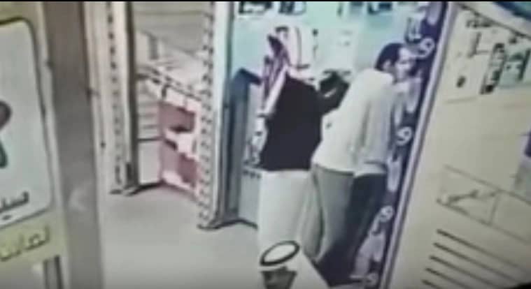 زبون يخدع بائع في محل جوالات ويبدل جهاز صيني بآخر أصلي