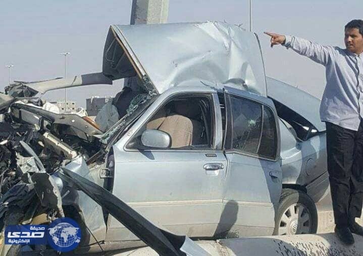بالصور.. تهشم سيارة بعد اختراقها عامود إنارة بالأحساء