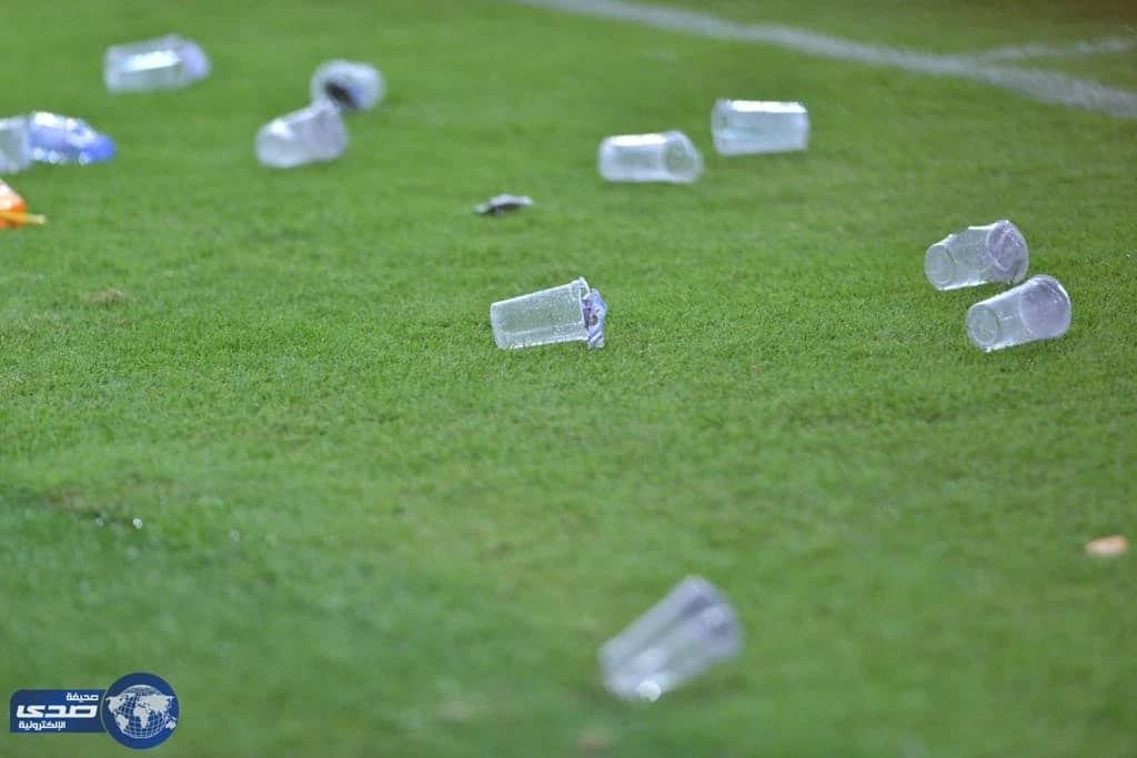 بالصور.. قوارير المياه تتناثر في ملعب الجوهرة