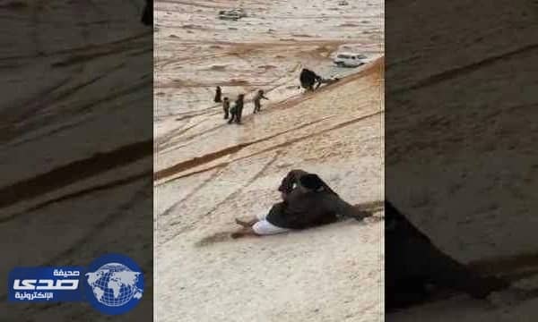 بالفيديو.. شباب القصيم يستمتعون بالتزحلق فوق جبال الثلج