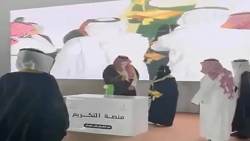 بالفيديو.. تكريم طالبة كفيفة حصلت على المركز الأول بكلية العلوم الإدارية