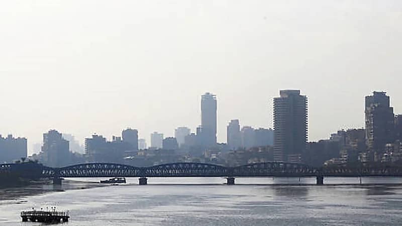 قصة امرأة تنكرت بملابس الرجال لمدة 50 سنة لإعالة ابنتها