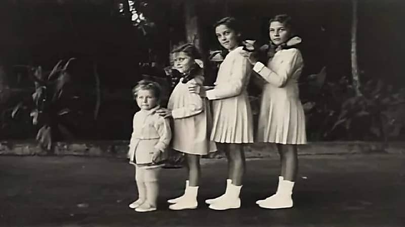 صور تذكارية نادرة لبنات وشقيقات ملك مصر "فاروق الأول"