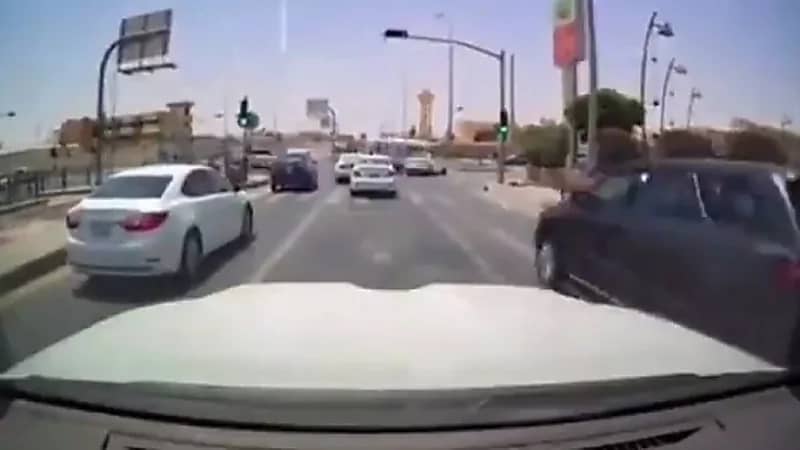 بالفيديو .. مركبة تصطدم بسيارة إسعاف في إحدى المناطق بالمملكة