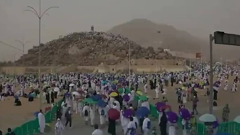 بالفيديو .. أجواء إيمانية لحجاج بيت الله الحرام أثناء وقوفهم بجبل الرحمة