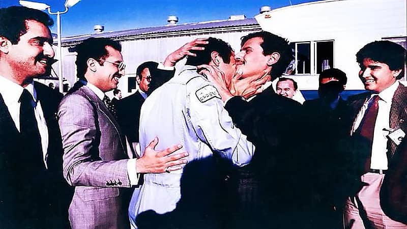 استقبال الأمير عبدالعزيز بن سلمان لشقيقه الأمير سلطان بعد عودته من رحلة الفضاء (صورة)