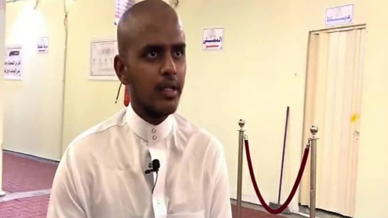 حاج هندي يكمل مناسك الحج بعد إجراء عملية له في مستشفى منى "فيديو"