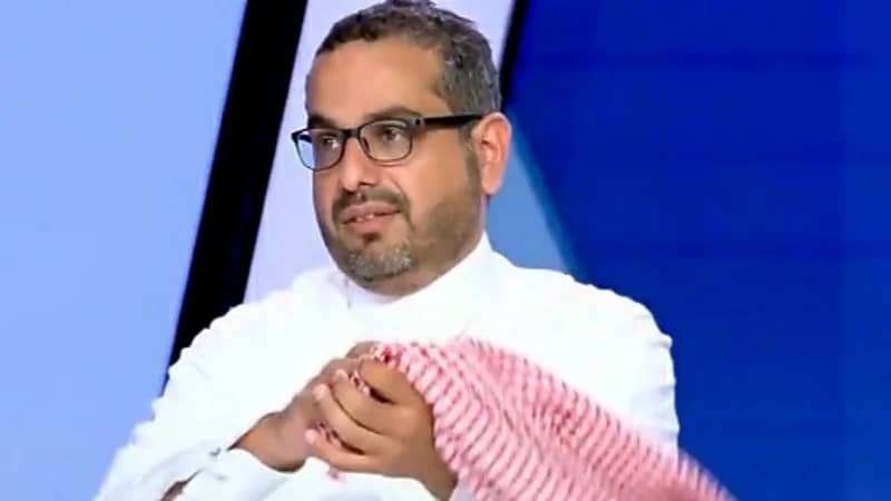 طبيب نفسي يفاجئ المذيع بخلع شماغه على الهواء ويتحدث عن طلبات غريبة لمرضاه "فيديو"