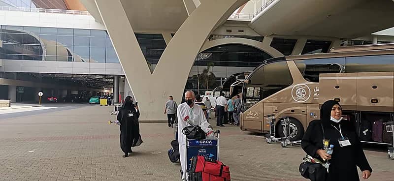 النقابة العامة للسيارات تستقبل أول وفد من معتمري الخارج (صور)