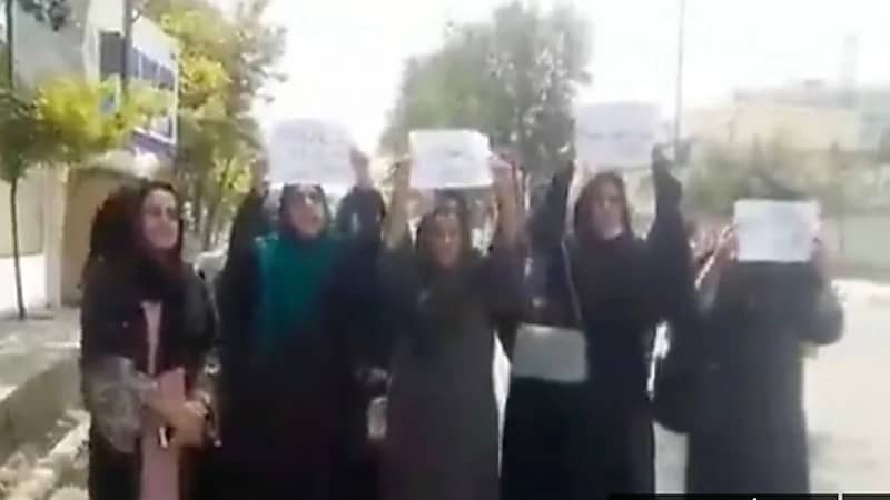 شاهد.. وقفة نسائية لأفغانيات في شوارع كابل بعد سيطرة طالبان على أفغانستان 
