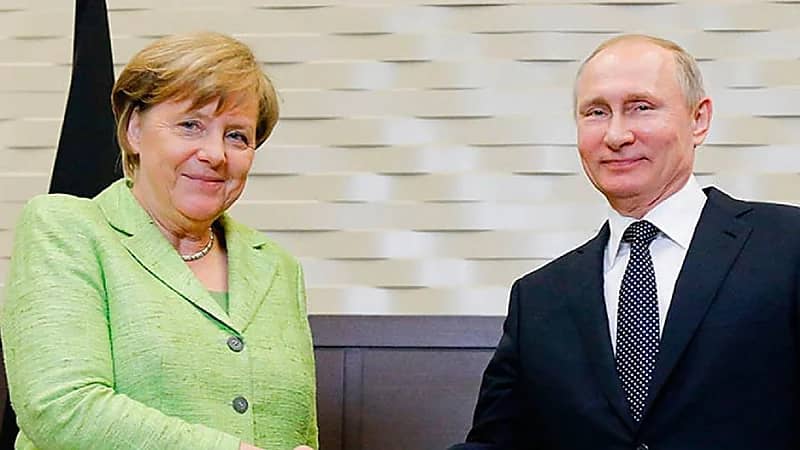 بالفيديو .. "رنة هاتف" تحرج "ميركل" أمام بوتين والأخير يُمازحها