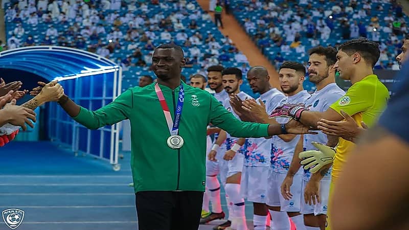 شاهد.. تكريم بطل الأولمبياد "طارق حامدي" قبل لقاء الهلال والباطن بممر شرفي بين لاعبي الفريقين