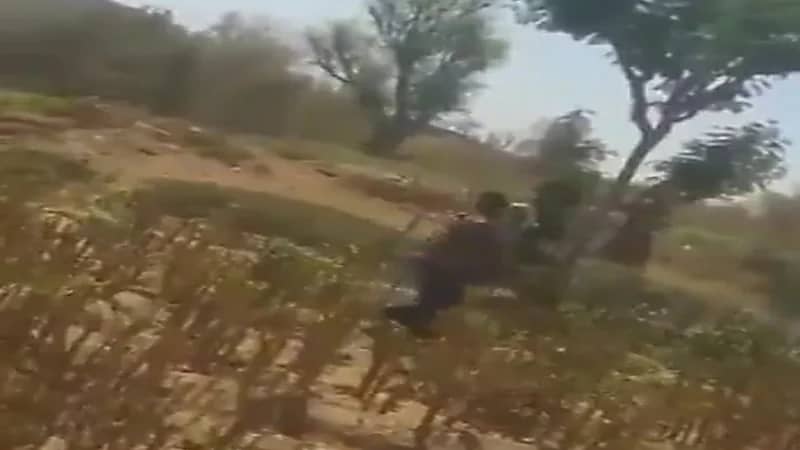 بالفيديو.. مليشيا الحوثي يقتلون "مسنة" أمام أبنائها بمحافظة عمران اليمنية