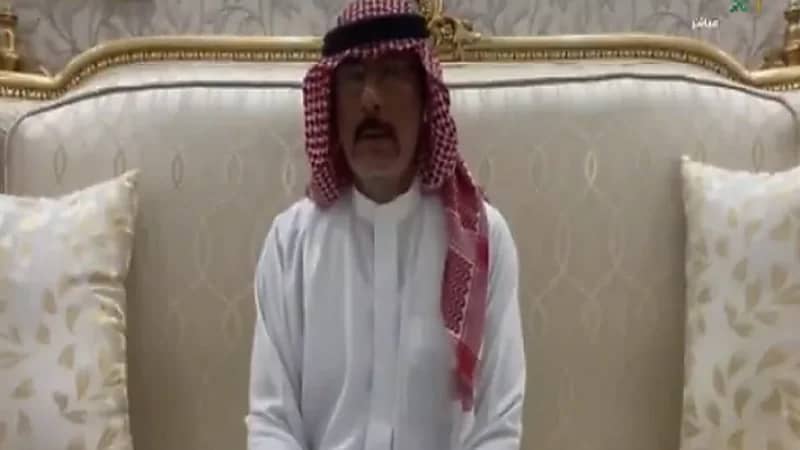 بالفيديو .. سائق حافلة يقدم أطعمة ومشروبات للطالبات مجانًا في الجوف