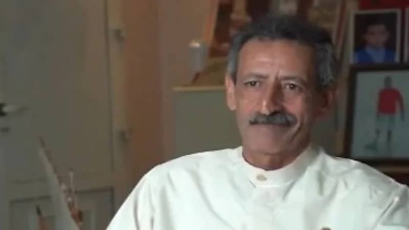 قصة مواطن فقد يده في البحر ليصبح من أشهر صانعي تحف السفن الشراعية "فيديو" 